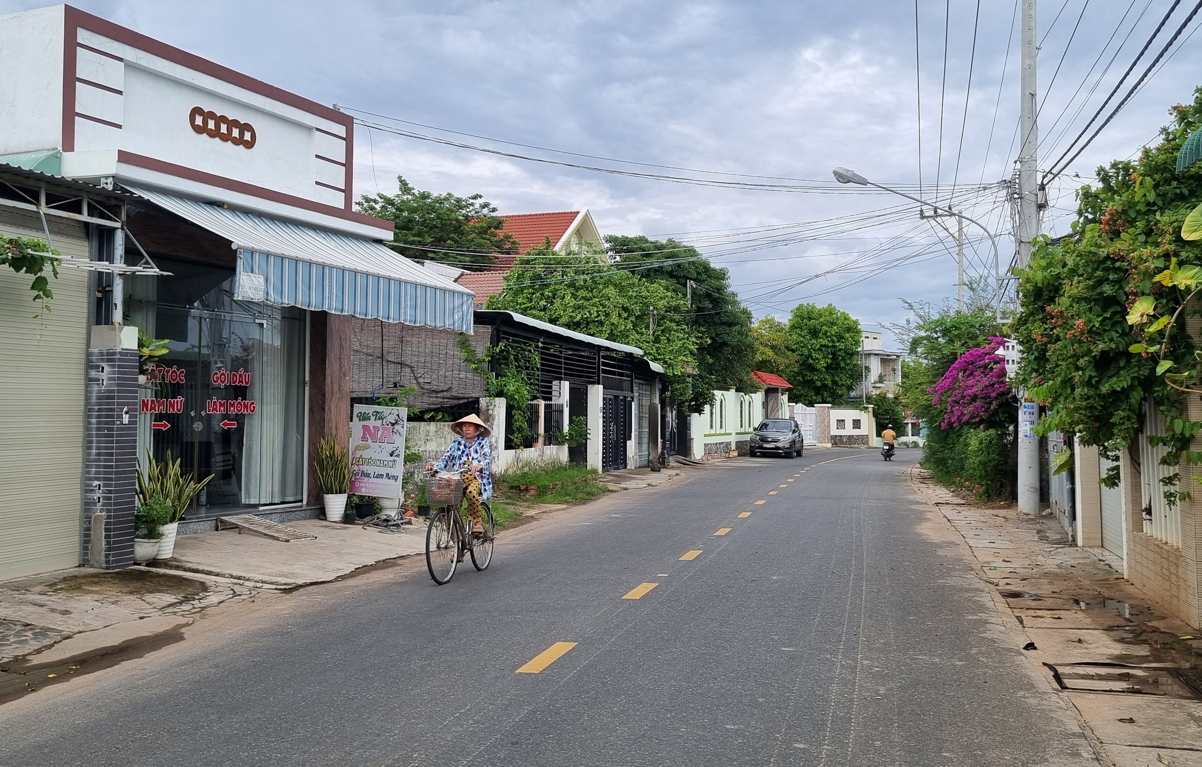 Một góc đường Đặng Văn Lãnh khang trang sạch sẽ. Ảnh: ĐB. Một góc đường Đặng Văn Lãnh khang trang sạch sẽ. Ảnh: ĐB.