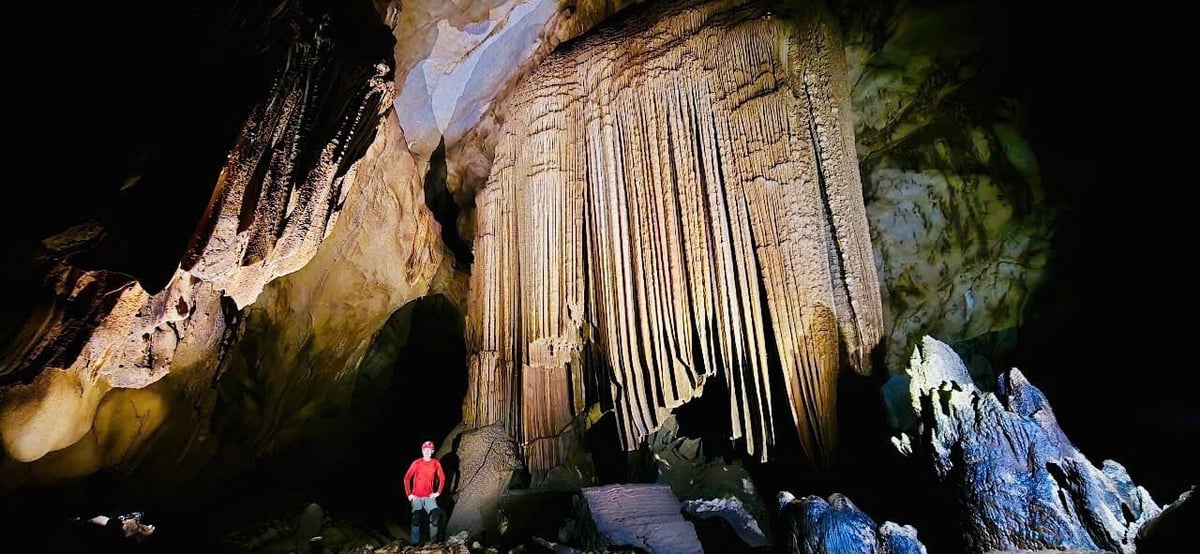 Hang Khuôn Bồng, xã Vũ Lễ, huyện Bắc Sơn - Tuyến du lịch Công viên địa chất toàn cầu UNESCO Lạng Sơn số 2. Ảnh: Hương Phạm. Hang Khuôn Bồng, xã Vũ Lễ, huyện Bắc Sơn - Tuyến du lịch Công viên địa chất toàn cầu UNESCO Lạng Sơn số 2. Ảnh: Hương Phạm.