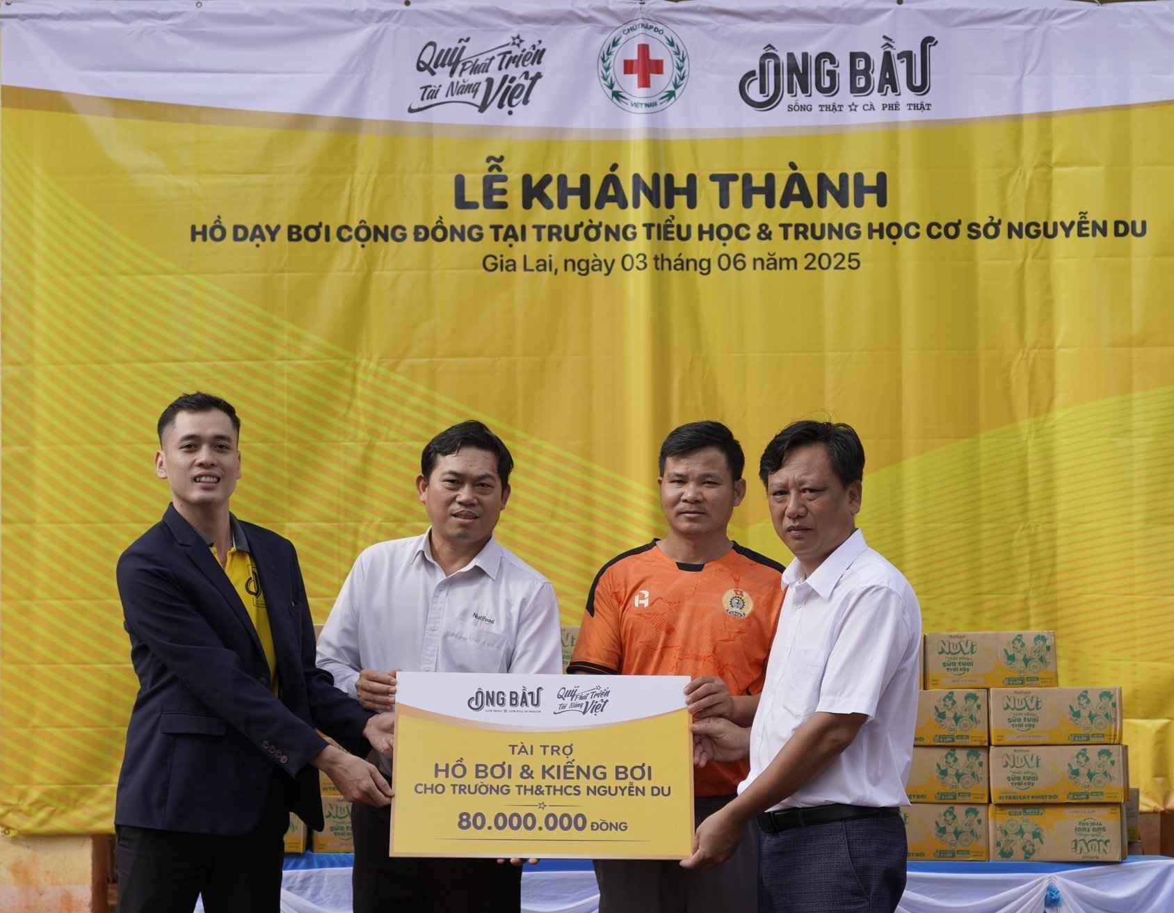 Đại diện Quỹ Phát triển Tài năng Việt trao tài trợ cho Trường Tiểu học và Trung học cơ sở Nguyễn Du, huyện Chư Sê (Gia Lai). Ảnh: Nutifood. Đại diện Quỹ Phát triển Tài năng Việt trao tài trợ cho Trường Tiểu học và Trung học cơ sở Nguyễn Du, huyện Chư Sê (Gia Lai). Ảnh: Nutifood.
