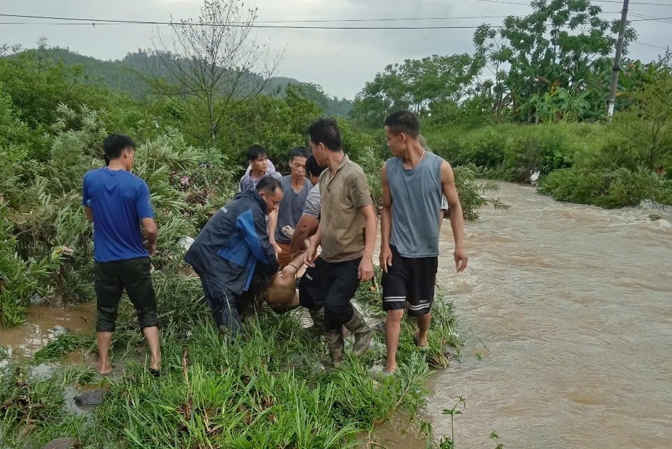 Đưa thi thể nữ sinh lên bờ. Ảnh: Bùi Nam. Đưa thi thể nữ sinh lên bờ. Ảnh: Bùi Nam.
