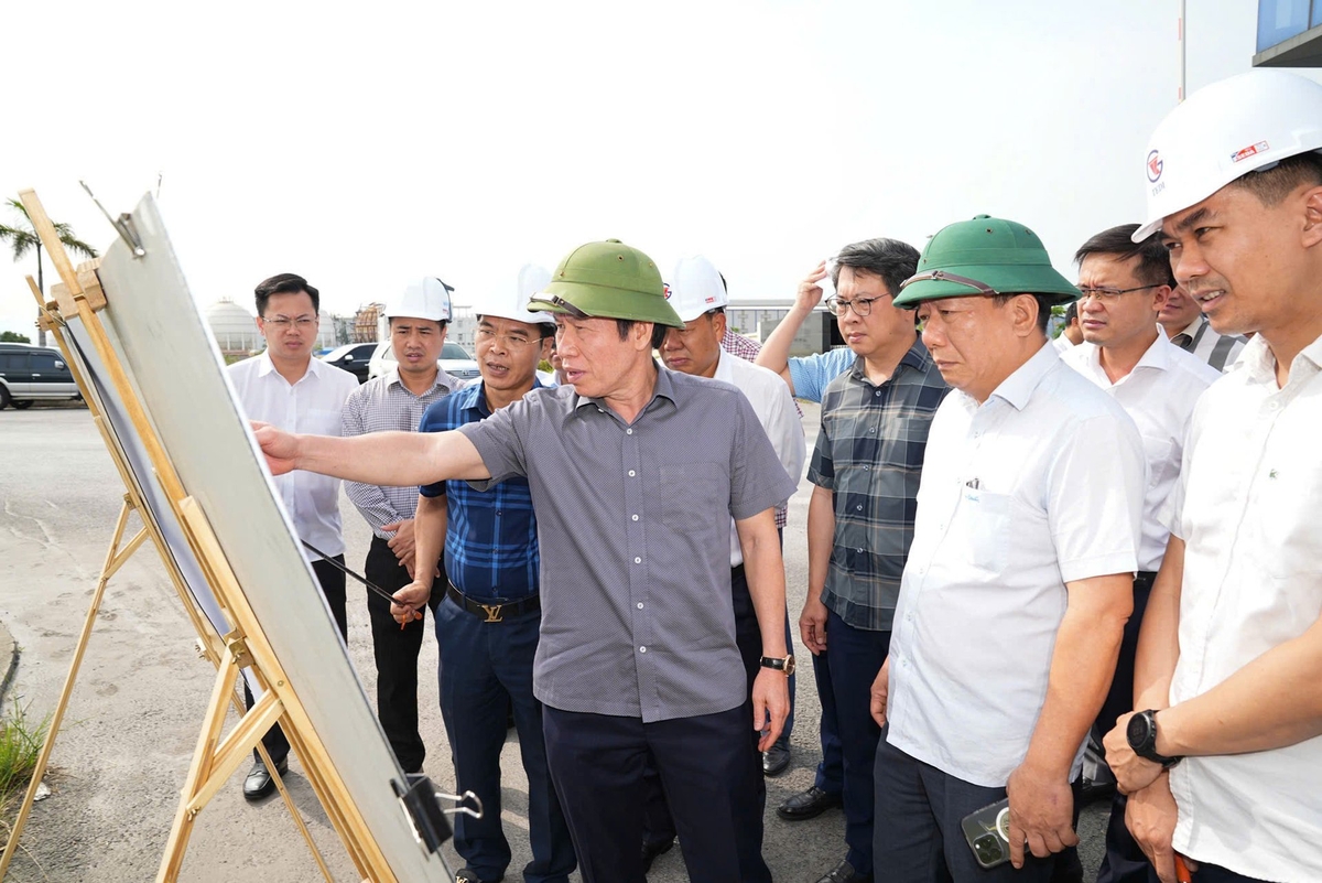 Bí thư Thành ủy Hải Phòng kiểm tra thực tế công tác giải phóng mặt bằng thực hiện dự án tại khu vực Đình Vũ, quận Hải An. Ảnh: Đàm Thanh. Bí thư Thành ủy Hải Phòng kiểm tra thực tế công tác giải phóng mặt bằng thực hiện dự án tại khu vực Đình Vũ, quận Hải An. Ảnh: Đàm Thanh.