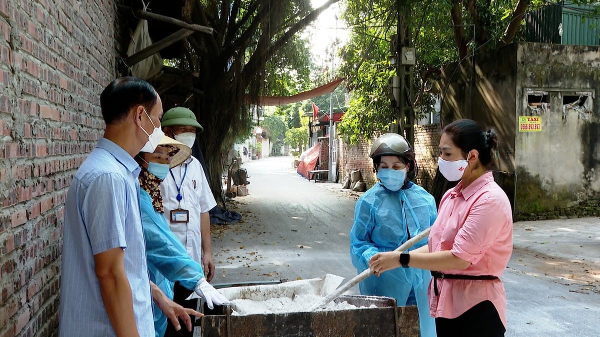 Chi cục Chăn nuôi, Thú y và Thủy sản Bắc Ninh đưa ra hướng dẫn cho bà con nông dân về cách sử dụng vôi trong khử trùng chuồng trại, khu vực chăn nuôi hiệu quả. Ảnh: Bacninh.gov.vn. Chi cục Chăn nuôi, Thú y và Thủy sản Bắc Ninh đưa ra hướng dẫn cho bà con nông dân về cách sử dụng vôi trong khử trùng chuồng trại, khu vực chăn nuôi hiệu quả. Ảnh: Bacninh.gov.vn.