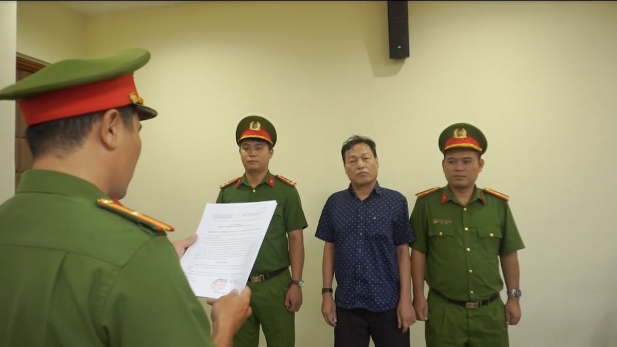 Công an TP HCM đọc lệnh bắt chủ kênh Youtube Người đưa tin Lê Văn Cần. Công an TP HCM đọc lệnh bắt chủ kênh Youtube Người đưa tin Lê Văn Cần.
