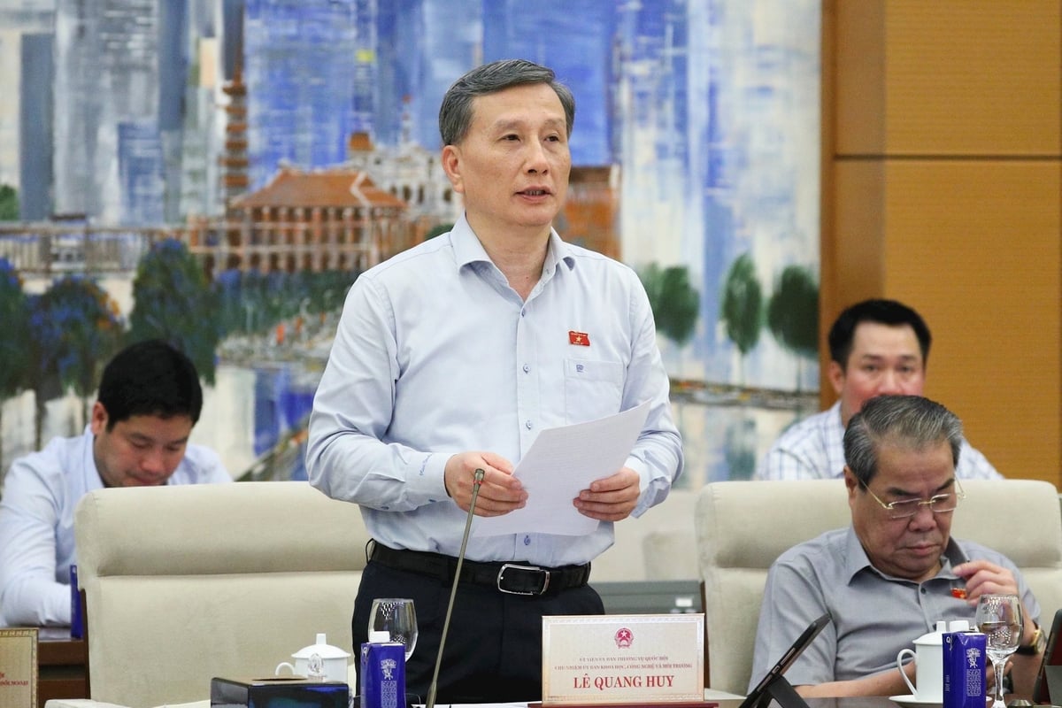 Chủ nhiệm Ủy ban Khoa học, Công nghệ và Môi trường Lê Quang Huy trình bày báo cáo giải trình, tiếp thu, chỉnh lý dự thảo Luật Hóa chất (sửa đổi. Ảnh: Hồ Long. Chủ nhiệm Ủy ban Khoa học, Công nghệ và Môi trường Lê Quang Huy trình bày báo cáo giải trình, tiếp thu, chỉnh lý dự thảo Luật Hóa chất (sửa đổi. Ảnh: Hồ Long.