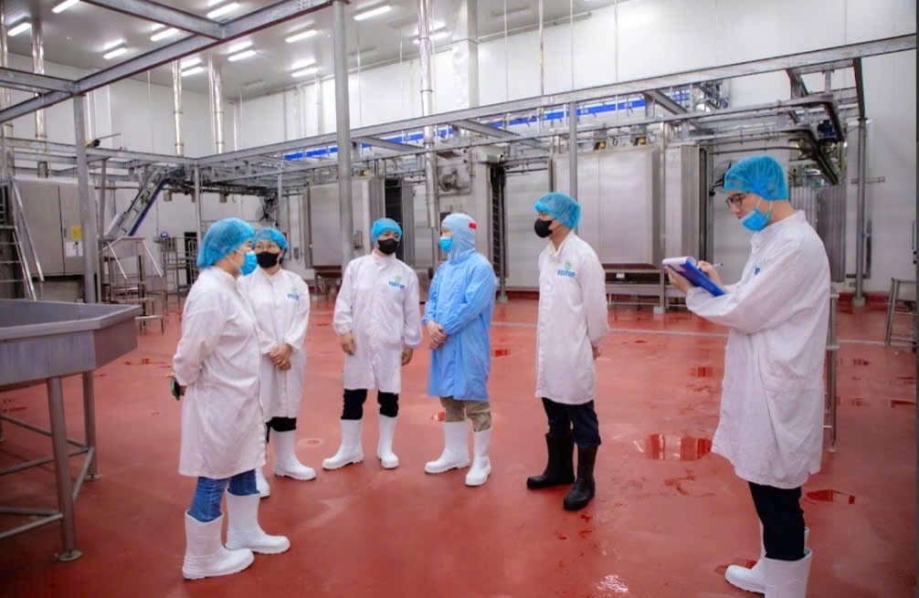 Đoàn kiểm tra ghi nhận khu vực giết mổ được trang bị dây chuyền giết mổ tự dộng, sạch sẽ, đáp ứng các yêu cầu vệ sinh thú y. Ảnh: Xuân Vũ. Đoàn kiểm tra ghi nhận khu vực giết mổ được trang bị dây chuyền giết mổ tự dộng, sạch sẽ, đáp ứng các yêu cầu vệ sinh thú y. Ảnh: Xuân Vũ.