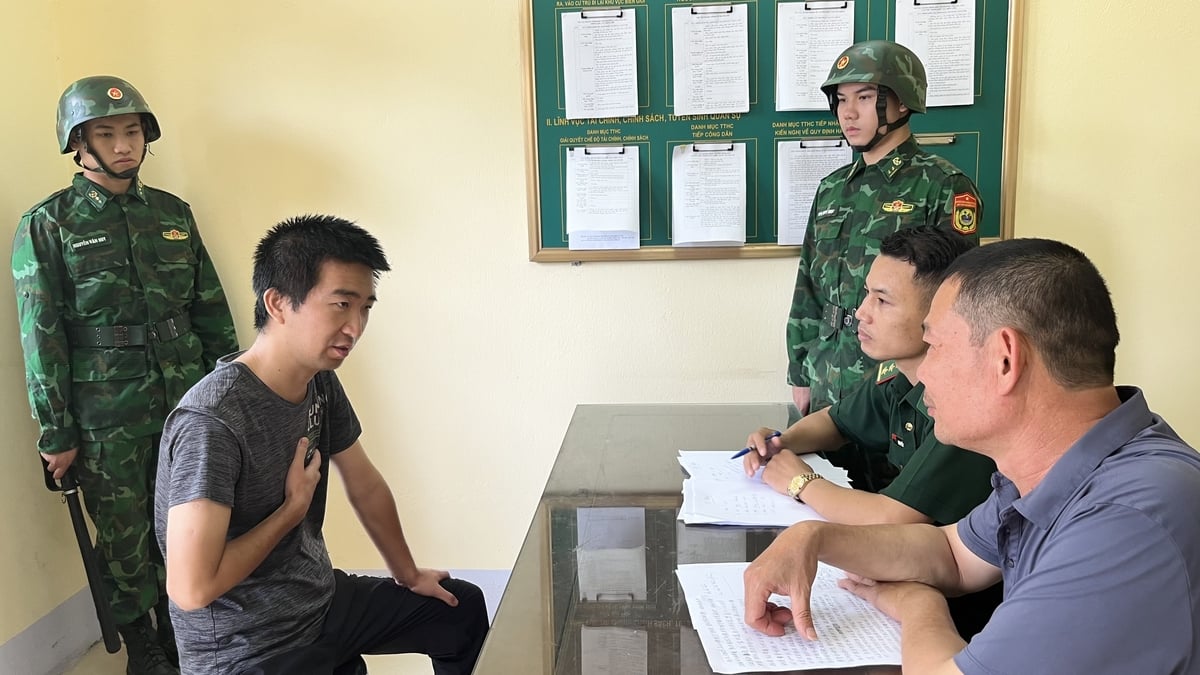 Lấy lời khai của đối tượng Bạch Dũng tại Đồn Biên phòng cửa khẩu quốc tế Lào Cai. Ảnh: T.D. Lấy lời khai của đối tượng Bạch Dũng tại Đồn Biên phòng cửa khẩu quốc tế Lào Cai. Ảnh: T.D.