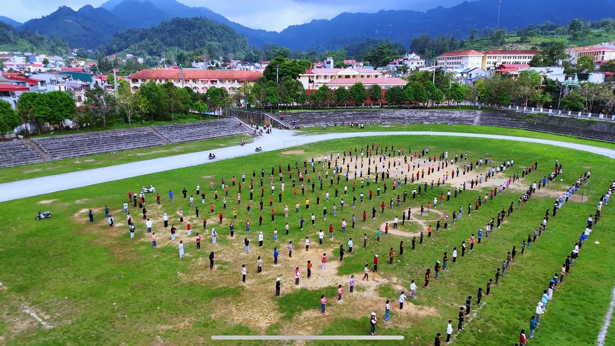 Màn đồng diễn múa gậy sinh tiền với quy mô 600 học sinh tham gia là điểm nhấn nổi bật trong khuôn khổ Festival Cao nguyên trắng Bắc Hà năm nay. Ảnh: Thiên Hải. Màn đồng diễn múa gậy sinh tiền với quy mô 600 học sinh tham gia là điểm nhấn nổi bật trong khuôn khổ Festival Cao nguyên trắng Bắc Hà năm nay. Ảnh: Thiên Hải.