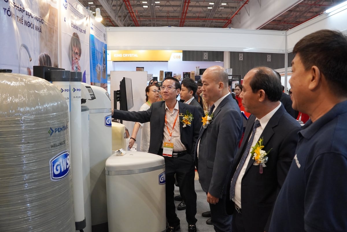 Các đại biểu tham quan gian hàng tại triển lãm. Ảnh: Nguyễn Thủy. Các đại biểu tham quan gian hàng tại triển lãm. Ảnh: Nguyễn Thủy.