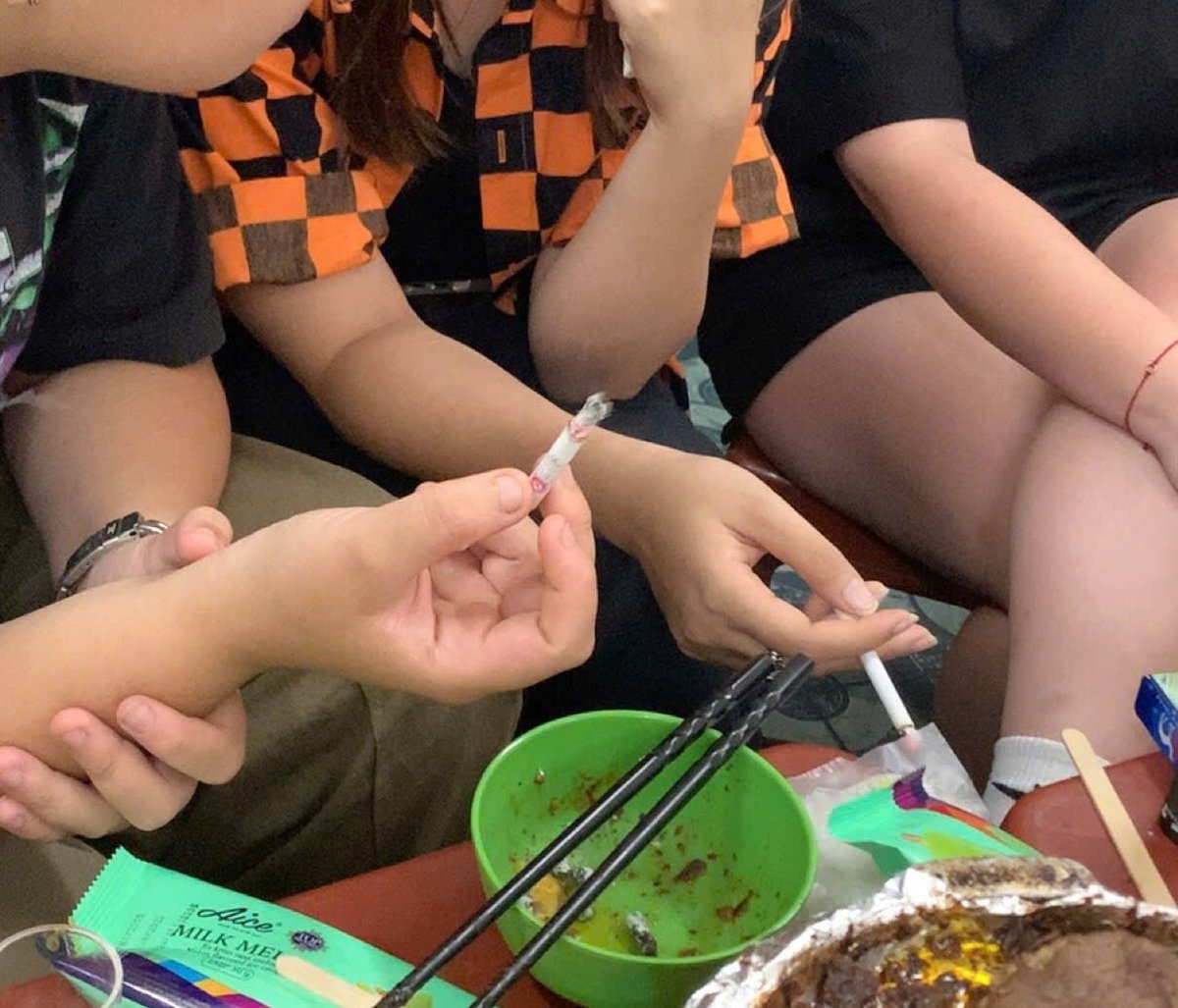 Các bạn trẻ vô tư ăn nhậu và đốt thuốc nơi công cộng. Ảnh: Minh Hà. Các bạn trẻ vô tư ăn nhậu và đốt thuốc nơi công cộng. Ảnh: Minh Hà.