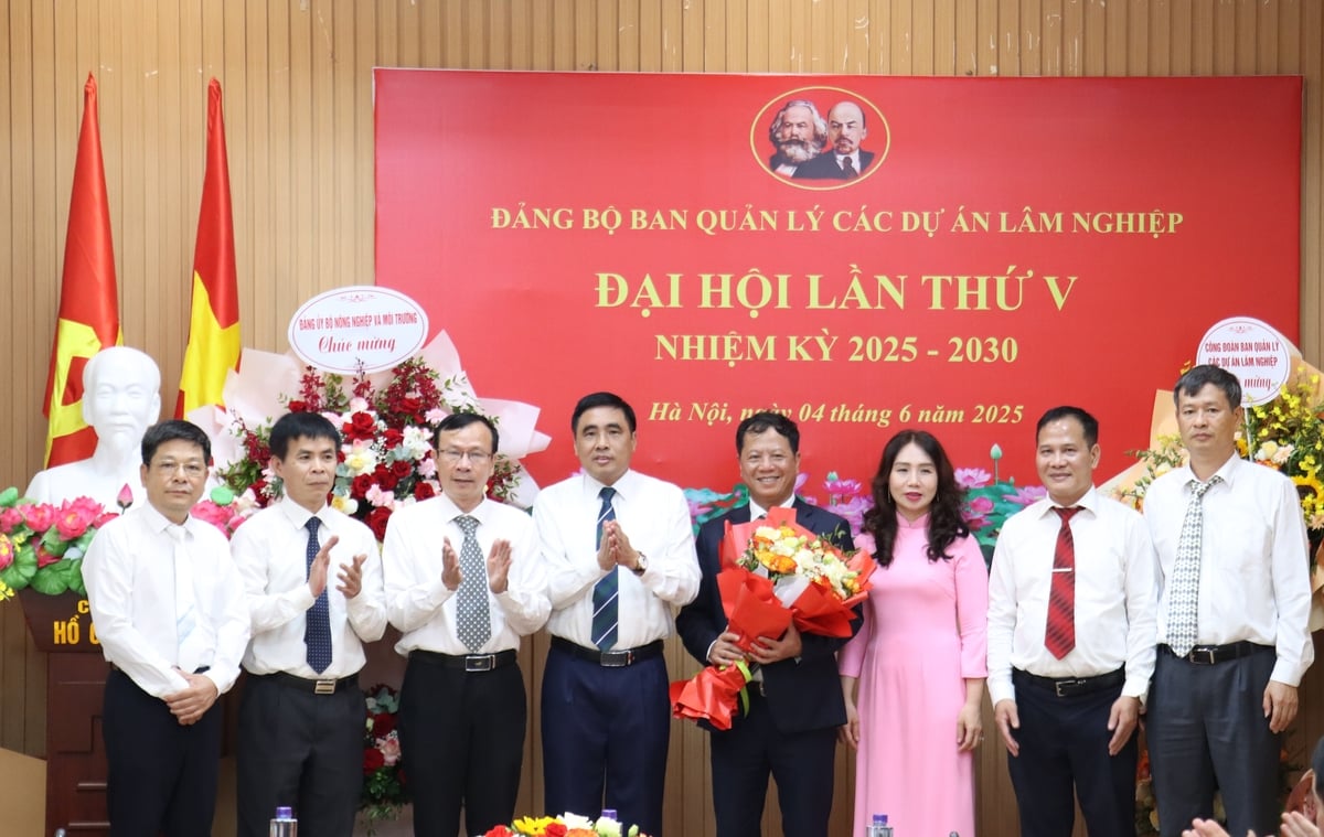 Thứ trưởng Nguyễn Quốc Trị tặng hoa, chúc mừng Ban Chấp hành Đảng bộ Ban Quản lý các dự án Lâm nghiệp, nhiệm kỳ 2025-2030. Ảnh: Nguyễn Thủy. Thứ trưởng Nguyễn Quốc Trị tặng hoa, chúc mừng Ban Chấp hành Đảng bộ Ban Quản lý các dự án Lâm nghiệp, nhiệm kỳ 2025-2030. Ảnh: Nguyễn Thủy.