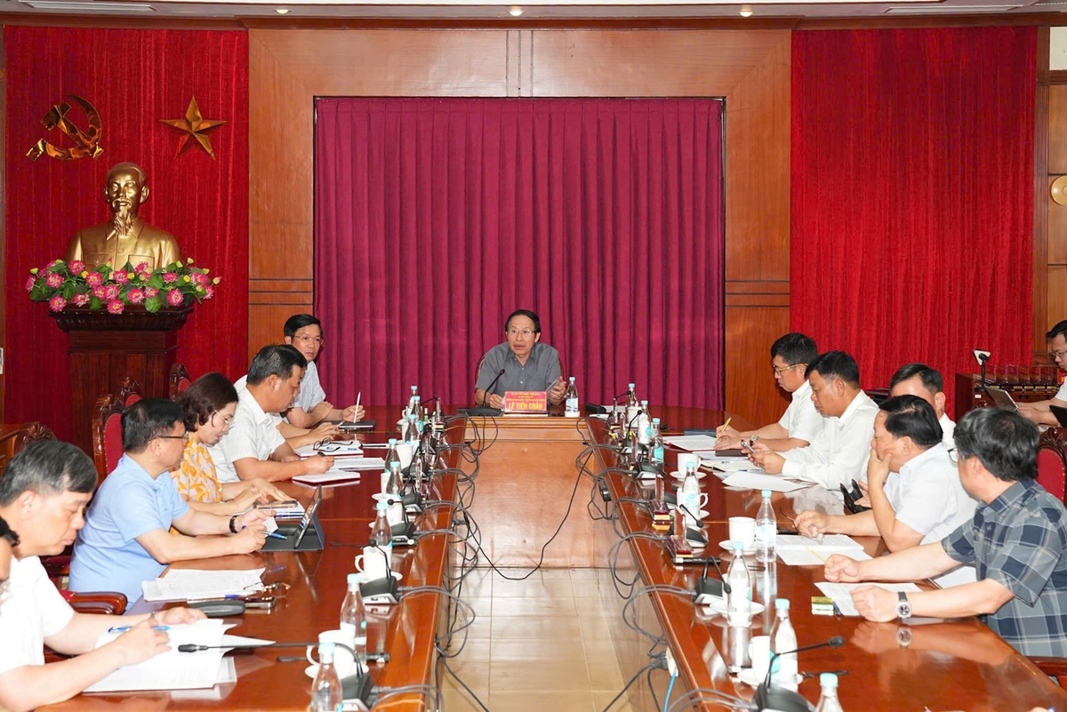 Ông Lê Tiến Châu - Bí thư Thành ủy Hải Phòng chủ trì cuộc họp nghe báo cáo tiến độ thực hiện các công việc liên quan Dự án đầu tư xây dựng tuyến đường sắt Lào Cai - Hà Nội - Hải Phòng đoạn qua địa bàn thành phố. Ảnh: Đàm Thanh. Ông Lê Tiến Châu - Bí thư Thành ủy Hải Phòng chủ trì cuộc họp nghe báo cáo tiến độ thực hiện các công việc liên quan Dự án đầu tư xây dựng tuyến đường sắt Lào Cai - Hà Nội - Hải Phòng đoạn qua địa bàn thành phố. Ảnh: Đàm Thanh.
