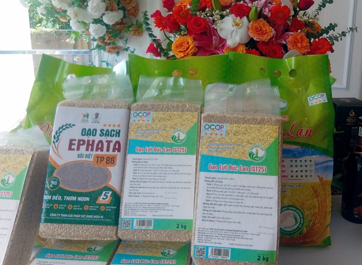 Sản phẩm gạo lứt ST25 và gạo ST25 đạt OCOP 4 sao của Hợp tác xã Dịch vụ Nông nghiệp Đức Bình. Ảnh: HB. Sản phẩm gạo lứt ST25 và gạo ST25 đạt OCOP 4 sao của Hợp tác xã Dịch vụ Nông nghiệp Đức Bình. Ảnh: HB.