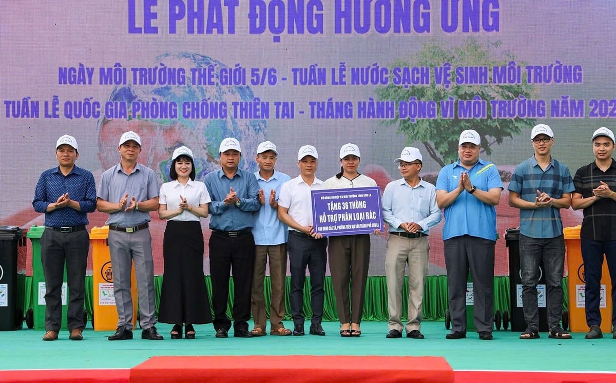 Lãnh đạo Sở Nông nghiệp và Môi trường trao tặng 36 thùng hỗ trợ phân loại rác cho đại diện UBND các xã, phường trên địa bàn thành phố. Ảnh: Nguyễn Nga.