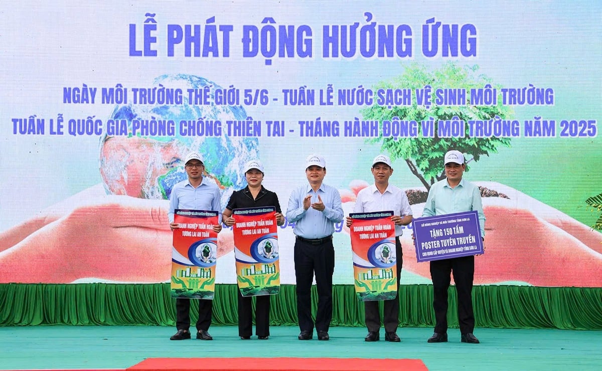 Lãnh đạo UBND tỉnh trao tặng 150 khẩu hiệu, poster tuyên truyền theo chủ đề năm 2025 của Bộ Nông nghiệp và Môi trường cho UBND các huyện, thị xã, thành phố. Ảnh: Nguyễn Nga.