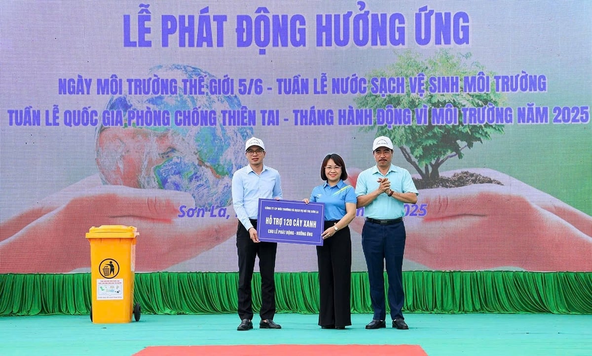 Công ty CP Môi trường và Dịch vụ đô thị Sơn La trao tặng 120 cây xanh cho Sở Nông nghiệp và Môi trường và UBND thành phố Sơn La. Ảnh: Nguyễn Nga.