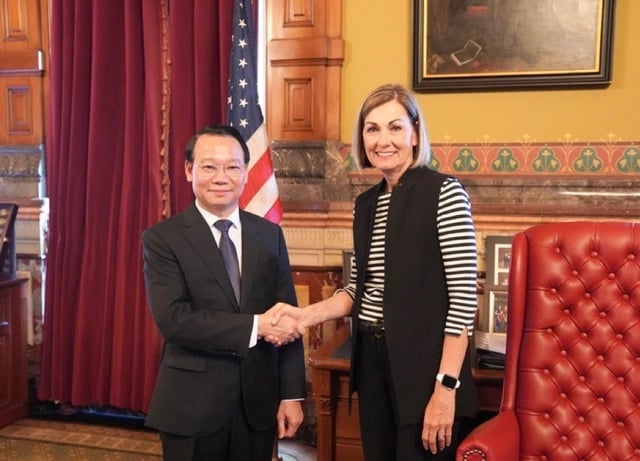 Bà Kim Reynolds, Thống đốc bang Iowa, đón tiếp Bộ trưởng Đỗ Đức Duy. Ảnh: Đoàn đàm phán. Bà Kim Reynolds, Thống đốc bang Iowa, đón tiếp Bộ trưởng Đỗ Đức Duy. Ảnh: Đoàn đàm phán.
