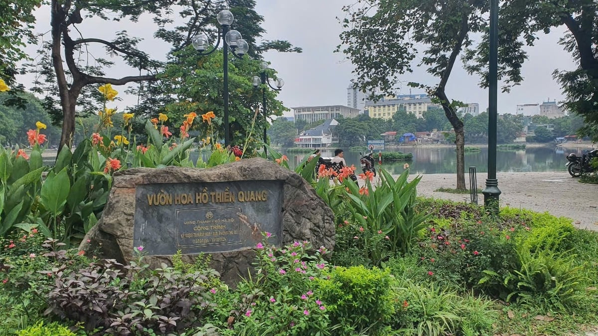 Vườn hoa Hồ Thiền Quang được đầu tư nâng cấp, hồ được nạo vét xử lý nước trong xanh, là nươi vui chơi của người dân trong những ngày hè. Ảnh: Xuân Vũ. Vườn hoa Hồ Thiền Quang được đầu tư nâng cấp, hồ được nạo vét xử lý nước trong xanh, là nươi vui chơi của người dân trong những ngày hè. Ảnh: Xuân Vũ.