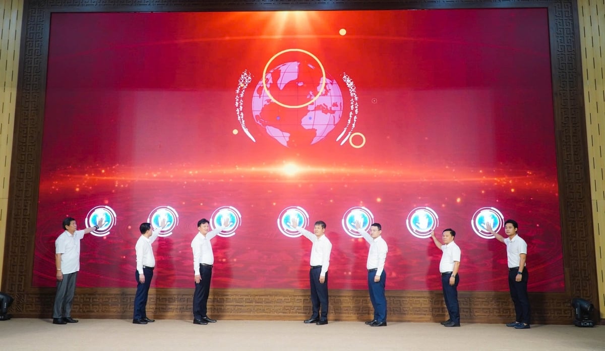 Các đại biểu đã thực hiện nghi thức bấm nút khai trương Chuyên trang 'Bình dân học vụ số' tỉnh Yên Bái. Ảnh: Anh Thái. Các đại biểu đã thực hiện nghi thức bấm nút khai trương Chuyên trang 'Bình dân học vụ số' tỉnh Yên Bái. Ảnh: Anh Thái.