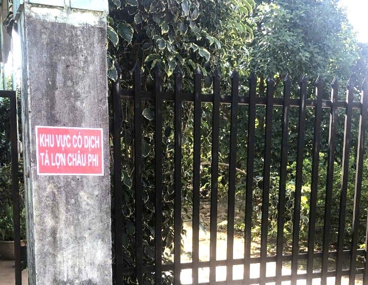 Lực lượng chức năng cảnh báo khu vực có dịch tả lợn Châu Phi để dễ dàng kiểm soát. Ảnh: Tuấn Anh. Lực lượng chức năng cảnh báo khu vực có dịch tả lợn Châu Phi để dễ dàng kiểm soát. Ảnh: Tuấn Anh.