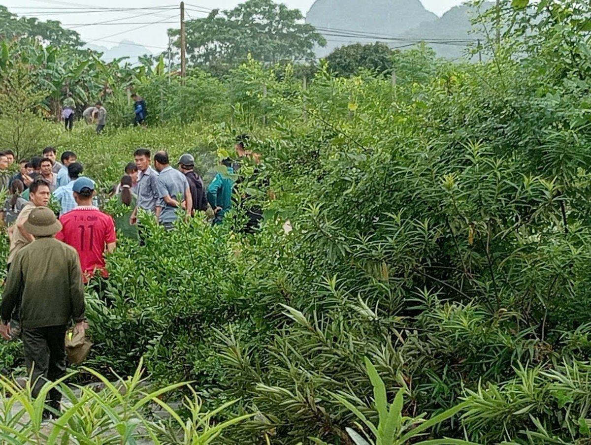 Tìm kiếm, vớt được thi thể của nữ sinh. Ảnh: Bùi Nam. Tìm kiếm, vớt được thi thể của nữ sinh. Ảnh: Bùi Nam.