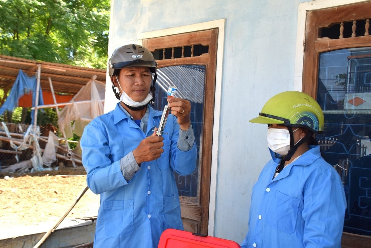 Thú y cấp thôn là những người gần gũi nhất với người chăn nuôi. Ảnh: V.Đ.T. Thú y cấp thôn là những người gần gũi nhất với người chăn nuôi. Ảnh: V.Đ.T.