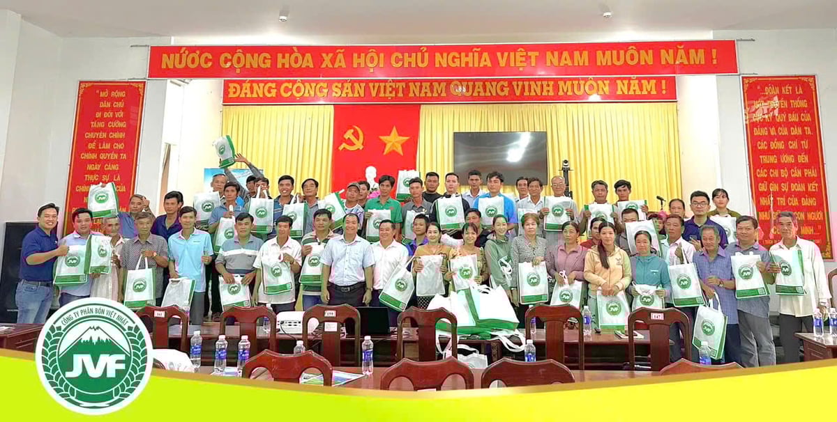 Chương trình đã thu hút sự tham gia của hàng trăm nông dân và đại diện các cán bộ địa phương. Ảnh: Cẩm Tú.