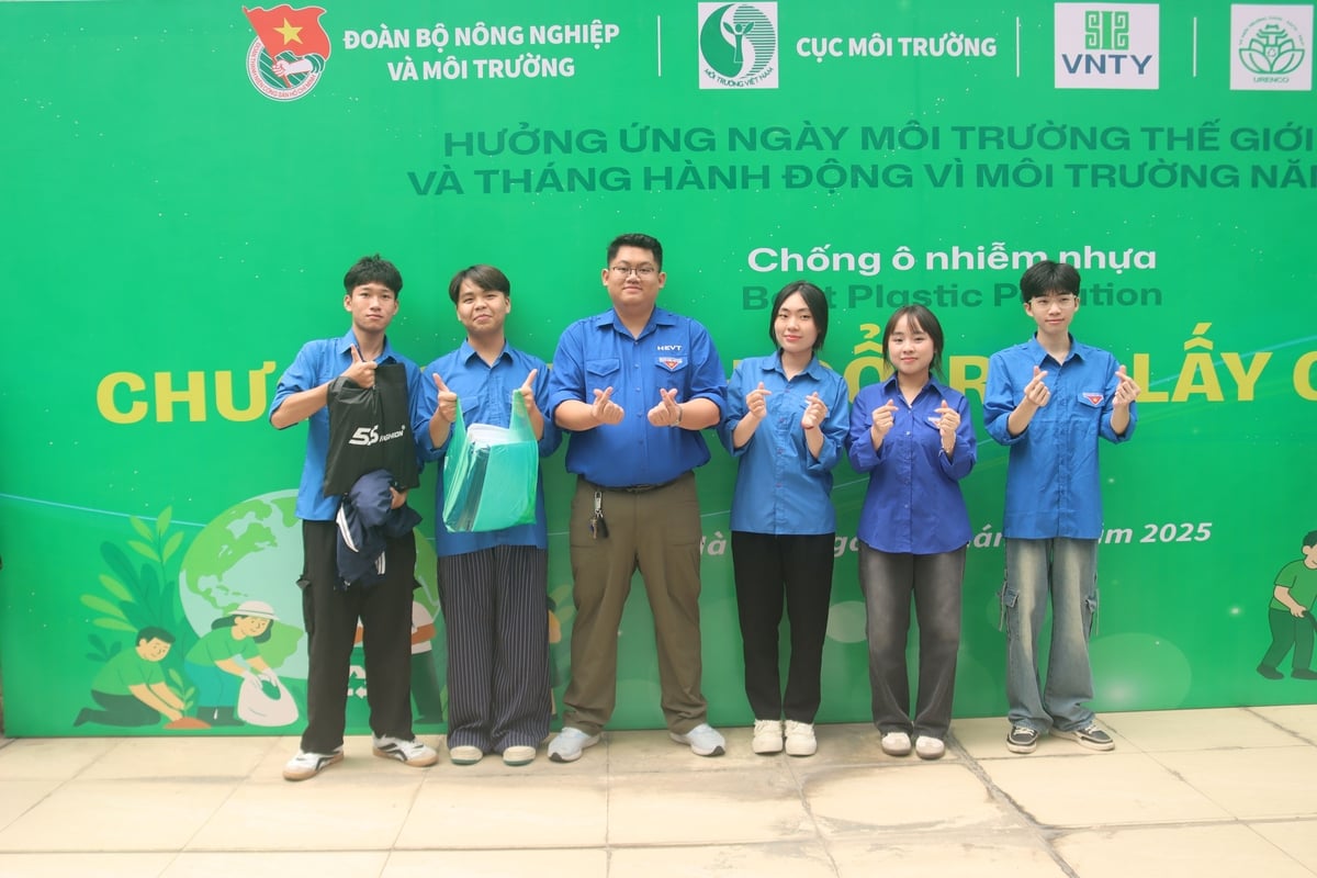 Với tinh thần tiên phong và sức trẻ, các bạn đoàn viên, thanh niên sẽ tích cực xây dựng một tương lai xanh - sạch - bền vững. Ảnh: Hoàng Hiền. Với tinh thần tiên phong và sức trẻ, các bạn đoàn viên, thanh niên sẽ tích cực xây dựng một tương lai xanh - sạch - bền vững. Ảnh: Hoàng Hiền.