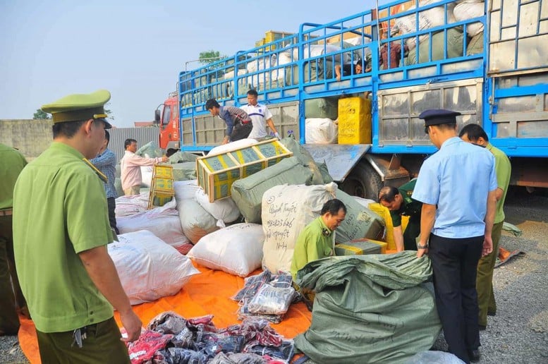Đẩy mạnh cao điểm đấu tranh ngăn chặn, đẩy lùi tình trạng buôn lậu, gian lận thương mại, hàng giả. Ảnh: Báo Điện tử Chính phủ. Đẩy mạnh cao điểm đấu tranh ngăn chặn, đẩy lùi tình trạng buôn lậu, gian lận thương mại, hàng giả. Ảnh: Báo Điện tử Chính phủ.
