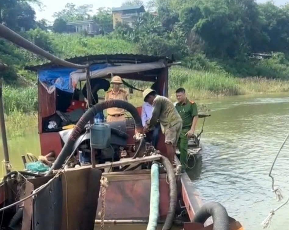 Phương tiện đang hút cát. Ảnh: Phòng CSGT công an tỉnh Tuyên Quang. Phương tiện đang hút cát. Ảnh: Phòng CSGT công an tỉnh Tuyên Quang.