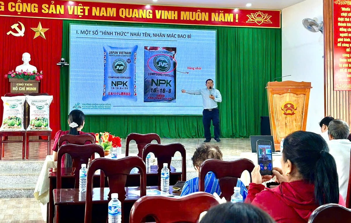T.S Nguyễn Văn Vinh chia sẻ về cách lựa chọn và phân biệt phân bón thật, giả trên thị trường. Ảnh: Cẩm Tú.
