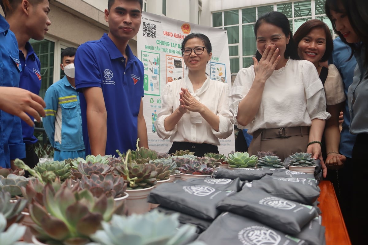 Các cán bộ công tác tại Bộ NN-MT cũng hào hứng tham gia sự kiện. Ảnh: Hoàng Hiền. Các cán bộ công tác tại Bộ NN-MT cũng hào hứng tham gia sự kiện. Ảnh: Hoàng Hiền.