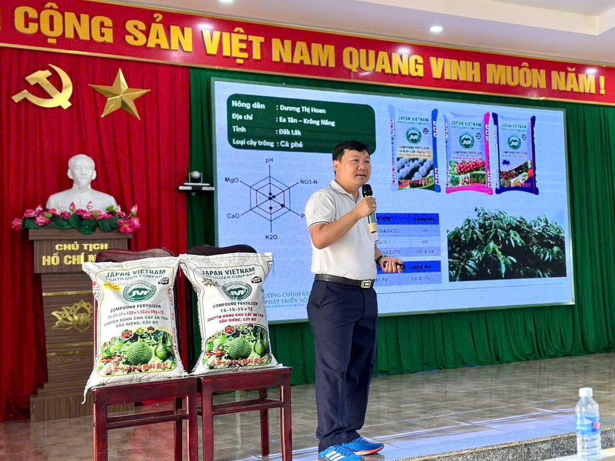 Th.S Nguyễn Minh Quân, Trưởng phòng Dịch vụ kĩ thuật và phân tích đất, Công ty Phân bón Việt Nhật, chia sẻ về những giải pháp dinh dưỡng cũng như quy trình sử dụng phân bón cho các loại cây trồng. Ảnh: Cẩm Tú.