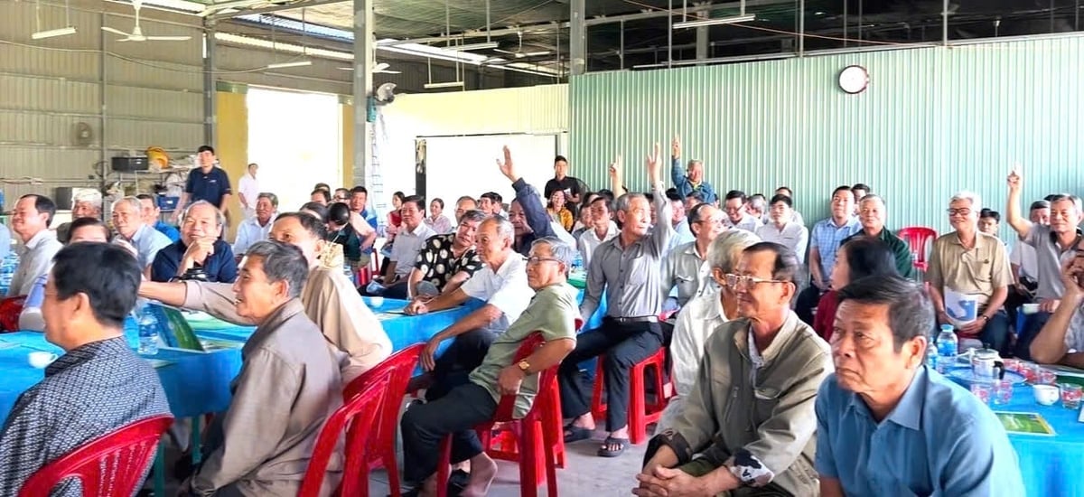 Đông đảo bà con nông dân ở Đồng Tháp tham gia trò chơi và đặt câu hỏi cho các chuyên gia nông nghiệp của chương trình. Ảnh: Cẩm Tú.
