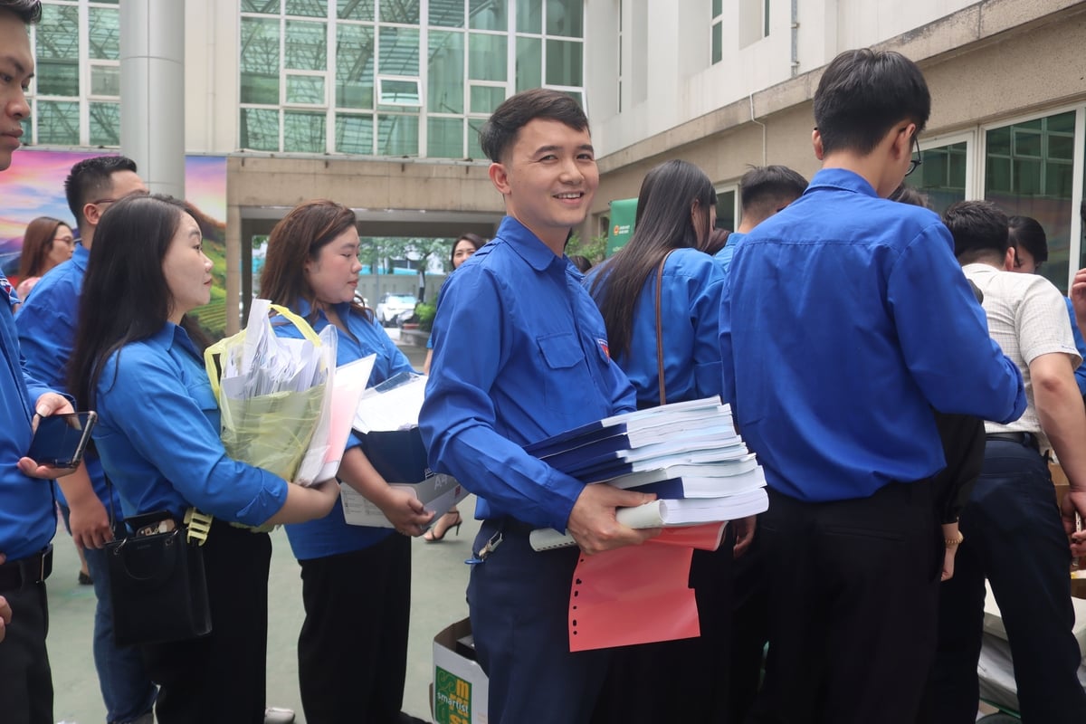 Sự kiện 'Đổi rác lấy quà' thu hút nhiều đoàn viên thanh niên tham gia. Ảnh: Hoàng Hiền. Sự kiện 'Đổi rác lấy quà' thu hút nhiều đoàn viên thanh niên tham gia. Ảnh: Hoàng Hiền.