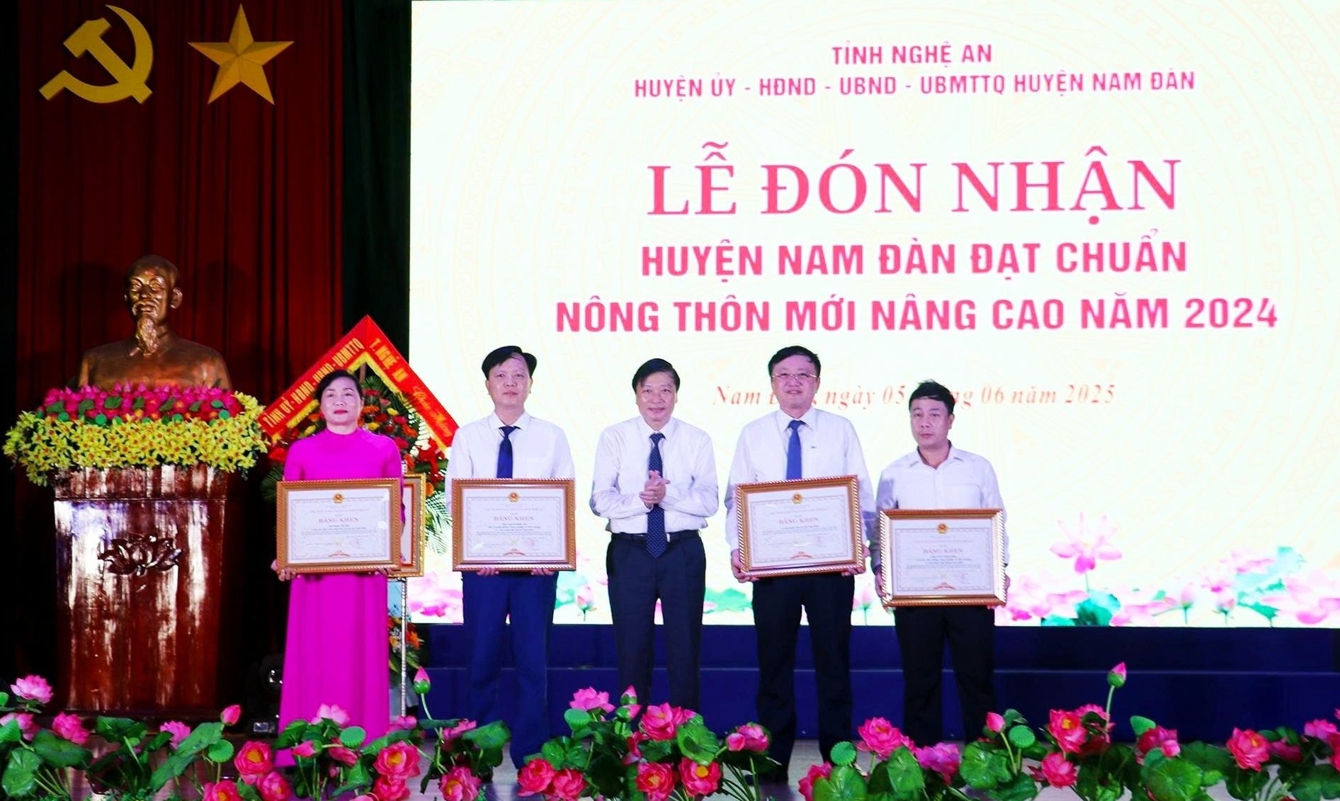 Ông Lê Hồng Vinh. Phó Bí thư Tỉnh ủy, Chủ tịch UBND tỉnh Nghệ An tặng Bằng khen cho 1 tập thể và 3 cá nhân thuộc huyện Nam Đàn đã có thành tích xuất sắc trong phong trào xây dựng nông thôn mới nâng cao. Ảnh: Hữu Tình. Ông Lê Hồng Vinh. Phó Bí thư Tỉnh ủy, Chủ tịch UBND tỉnh Nghệ An tặng Bằng khen cho 1 tập thể và 3 cá nhân thuộc huyện Nam Đàn đã có thành tích xuất sắc trong phong trào xây dựng nông thôn mới nâng cao. Ảnh: Hữu Tình.