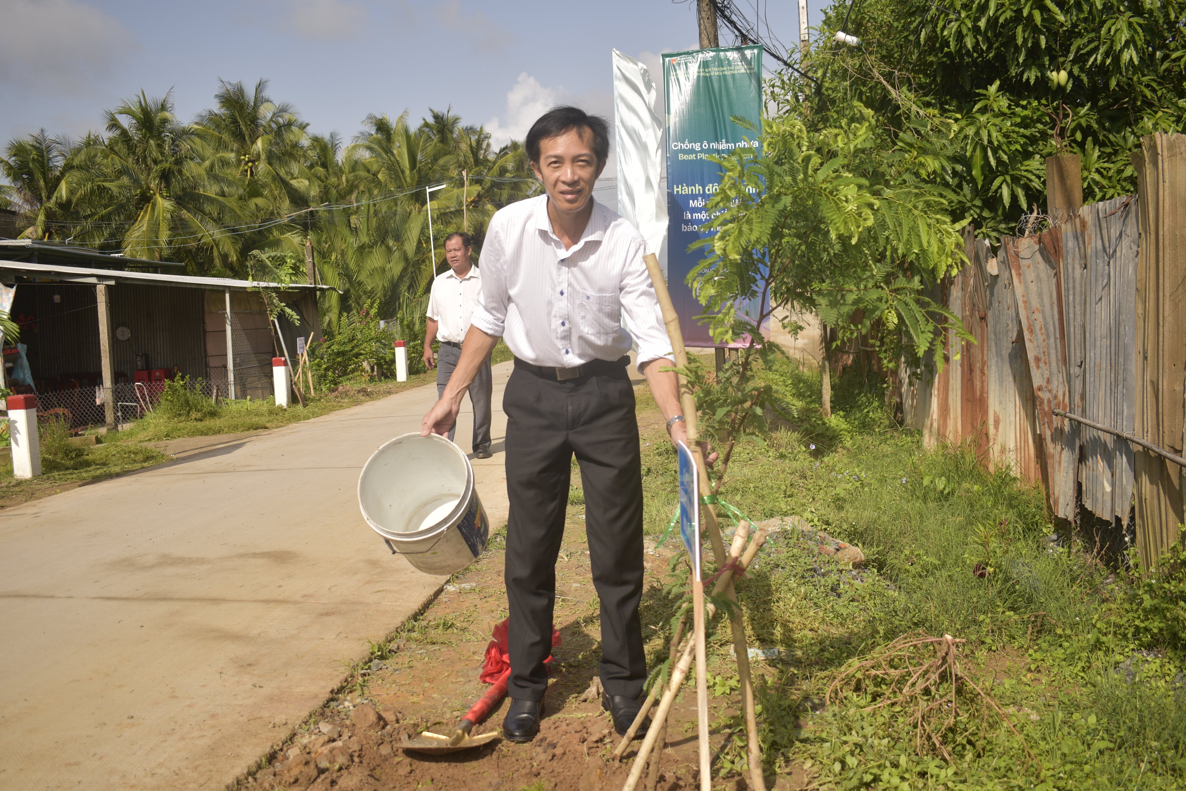 Ông Võ Văn Ngoan, Phó Giám đốc Sở Nông nghiệp và Môi trường tỉnh Bến Tre kêu gọi các sở, ngành, địa phương, nhân dân trong tỉnh tiếp tục hưởng ứng các hoạt động bảo vệ môi trường. Ảnh: Minh Đảm. Ông Võ Văn Ngoan, Phó Giám đốc Sở Nông nghiệp và Môi trường tỉnh Bến Tre kêu gọi các sở, ngành, địa phương, nhân dân trong tỉnh tiếp tục hưởng ứng các hoạt động bảo vệ môi trường. Ảnh: Minh Đảm.