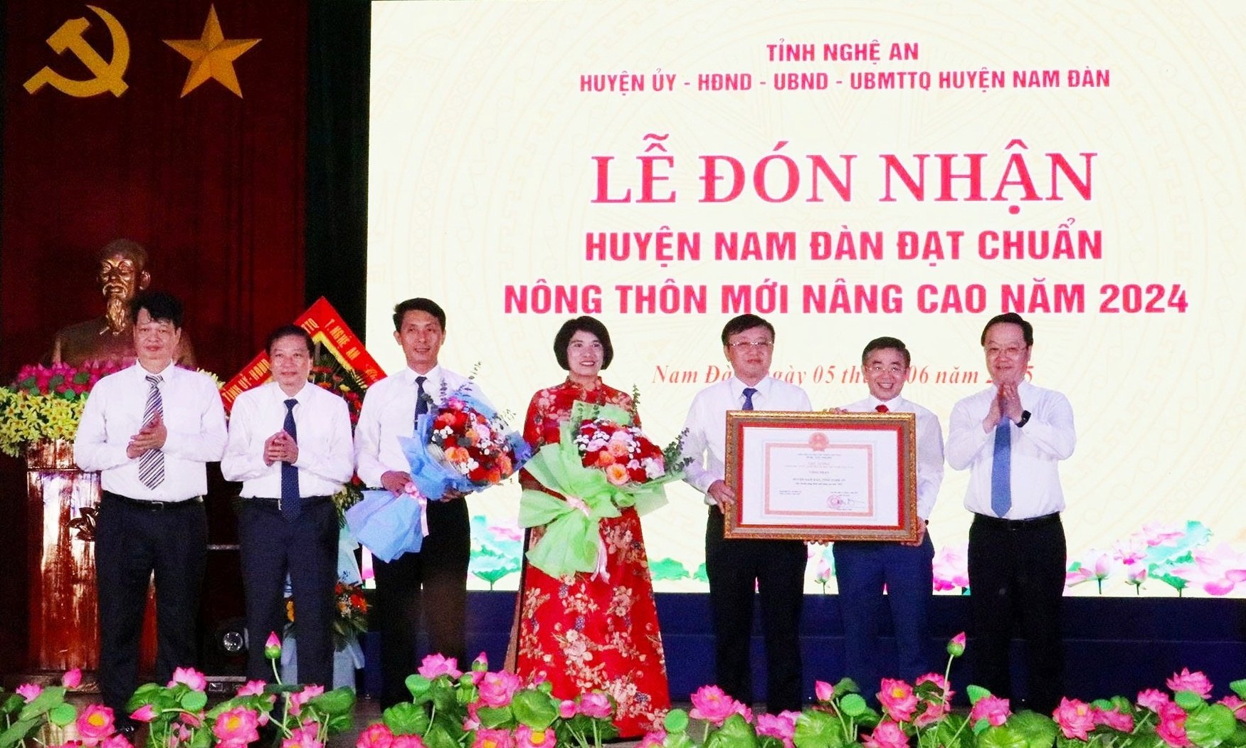 Ông Nguyễn Đức Trung, Bí thư Tỉnh ủy Nghệ An trao Bằng công nhận huyện đạt chuẩn nông thôn mới nâng cao cho lãnh đạo huyện Nam Đàn. Ảnh: Hữu Tình. Ông Nguyễn Đức Trung, Bí thư Tỉnh ủy Nghệ An trao Bằng công nhận huyện đạt chuẩn nông thôn mới nâng cao cho lãnh đạo huyện Nam Đàn. Ảnh: Hữu Tình.