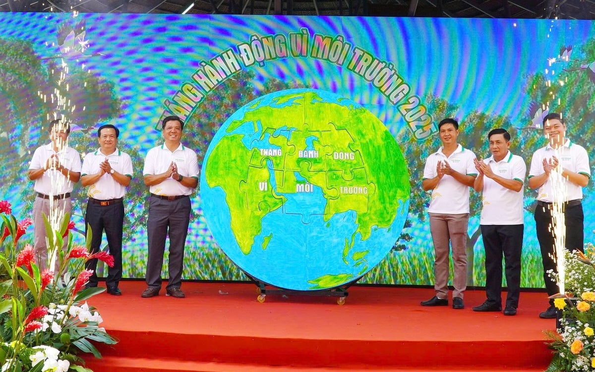 Các đại biểu thực hiện nghi thức hưởng ứng Tháng hành động vì môi trường năm 2025. Ảnh: Lê Hoàng Vũ. Các đại biểu thực hiện nghi thức hưởng ứng Tháng hành động vì môi trường năm 2025. Ảnh: Lê Hoàng Vũ.