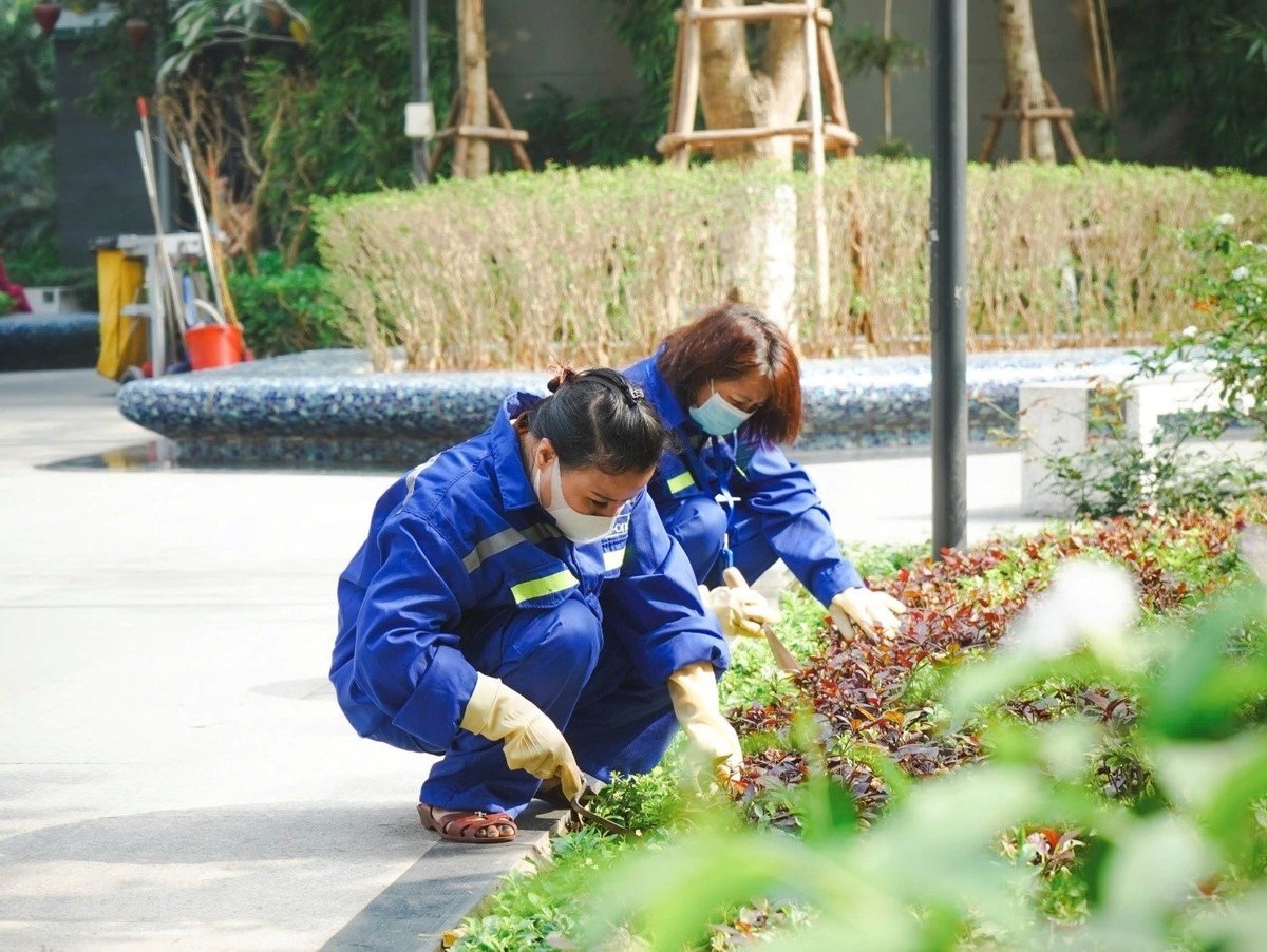 Nhân viên TNPM chăm sóc cảnh quan trong khu đô thị. Ảnh: Minh Hương. Nhân viên TNPM chăm sóc cảnh quan trong khu đô thị. Ảnh: Minh Hương.
