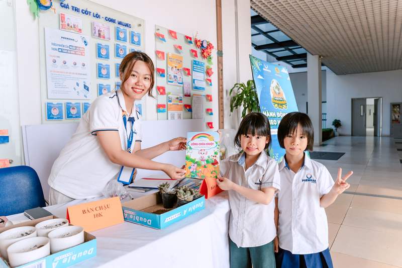 Học sinh Trường Tiểu học Phenikaa hào hứng nhận sách, truyện – phần thưởng từ hoạt động thu gom pin đã qua sử dụng. Ảnh: Tập đoàn Phenikaa. Học sinh Trường Tiểu học Phenikaa hào hứng nhận sách, truyện – phần thưởng từ hoạt động thu gom pin đã qua sử dụng. Ảnh: Tập đoàn Phenikaa.