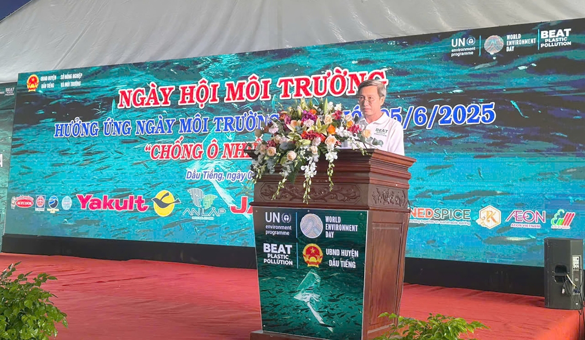 Ông Trần Khắc Quân - Phó Chủ tịch UBND huyện Dầu Tiếng phát biểu khai mạc Ngày hội Môi trường, hưởng ứng Ngày Môi trường thế giới 5/6/2025. Ảnh: Tường Tú.