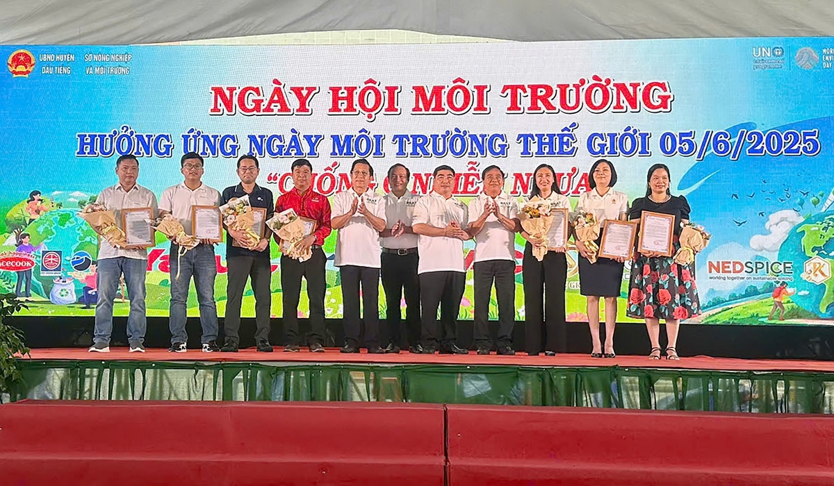 Lãnh đạo Sở NN&MT Bình Dương và UBND huyện Dầu Tiếng trao hoa và thư cảm ơn các doanh nghiệp đã đồng hành cùng Ngày hội Môi trường, hưởng ứng Ngày Môi trường thế giới 5/6/2025. Ảnh: Tường Tú.