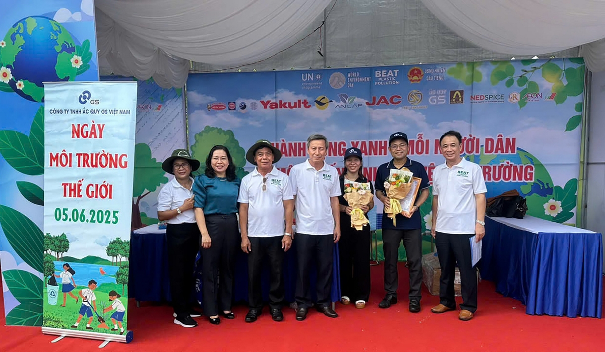 Lãnh đạo Sở NN&MT Bình Dương và UBND huyện Dầu Tiếng tham quan Gian hàng đổi chất thải lấy quà tặng tại Ngày hội Môi trường, hưởng ứng Ngày Môi trường thế giới 5/6/2025. Ảnh: Tường Tú.