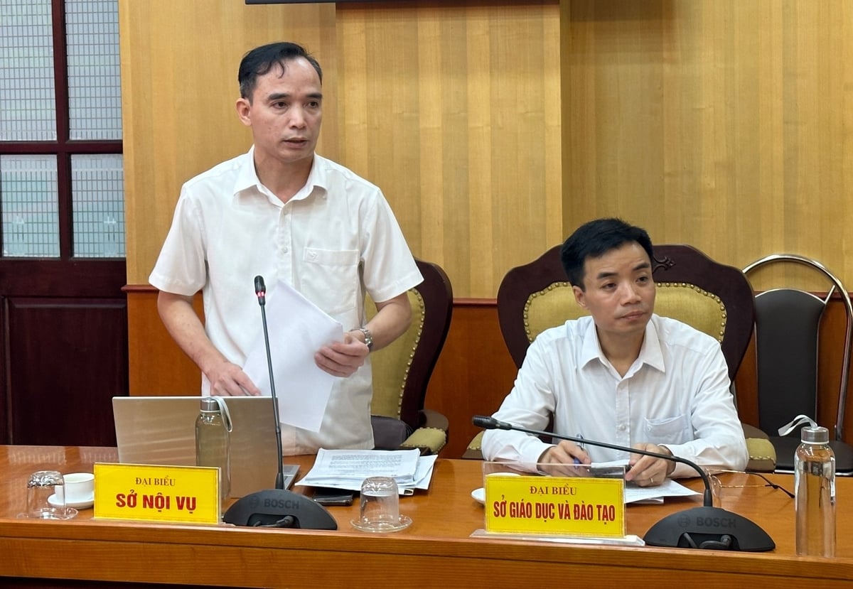 Ông Phạm Tuấn Cẩn - Phó Giám đốc Sở Nội vụ Thái Nguyên (đứng). Ảnh: Quang Linh. Ông Phạm Tuấn Cẩn - Phó Giám đốc Sở Nội vụ Thái Nguyên (đứng). Ảnh: Quang Linh.