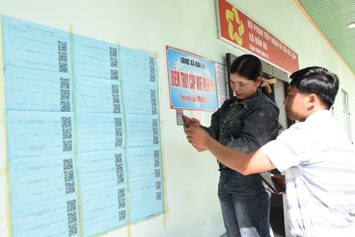 Cán bộ xã Đăk Hà hướng dẫn người dân quét mã QR. Ảnh: Tuấn Anh. Cán bộ xã Đăk Hà hướng dẫn người dân quét mã QR. Ảnh: Tuấn Anh.