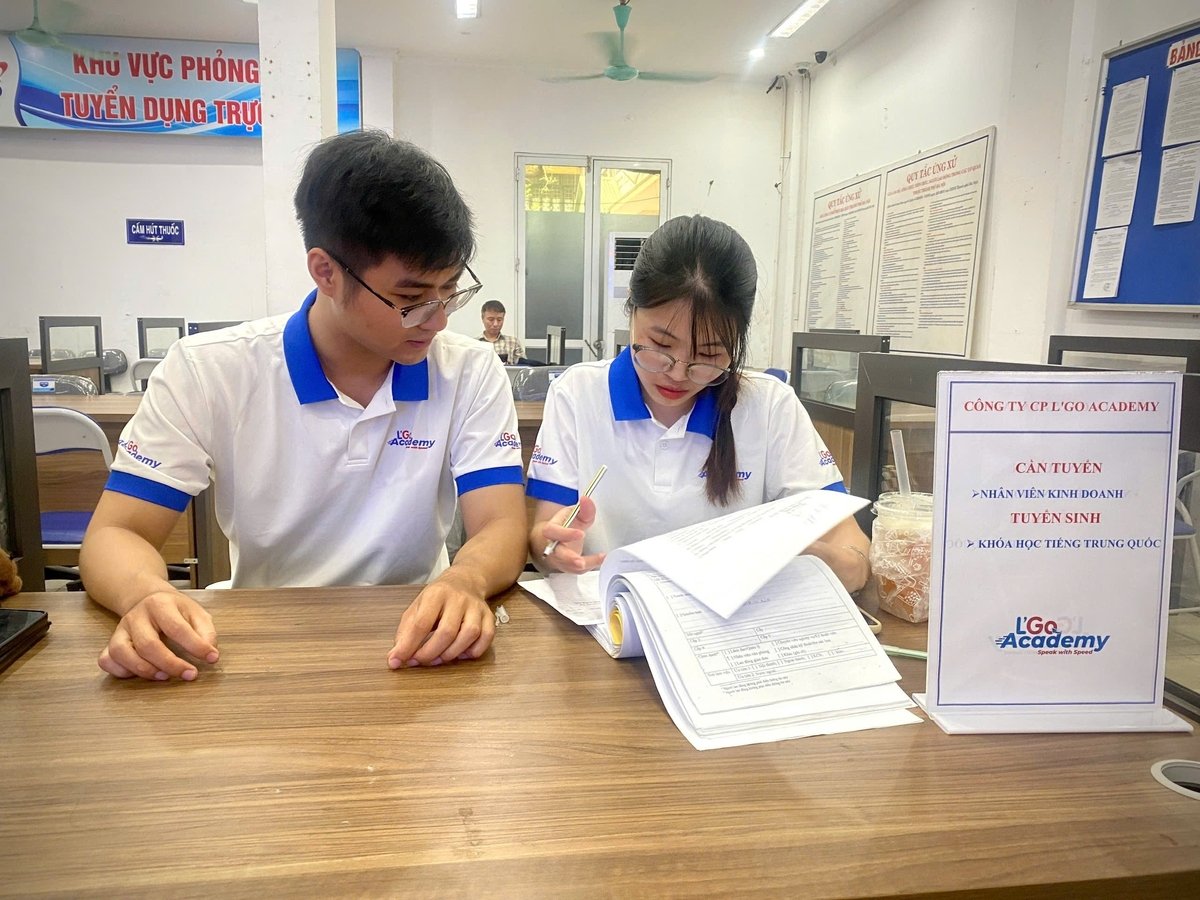 Người lao động được tư vấn, giới thiệu việc làm cho các doanh nghiệp tại phiên giao dịch việc làm do Trung tâm Dịch vụ việc làm Hà Nội tổ chức. Ảnh: Thủy Nhi. Người lao động được tư vấn, giới thiệu việc làm cho các doanh nghiệp tại phiên giao dịch việc làm do Trung tâm Dịch vụ việc làm Hà Nội tổ chức. Ảnh: Thủy Nhi.