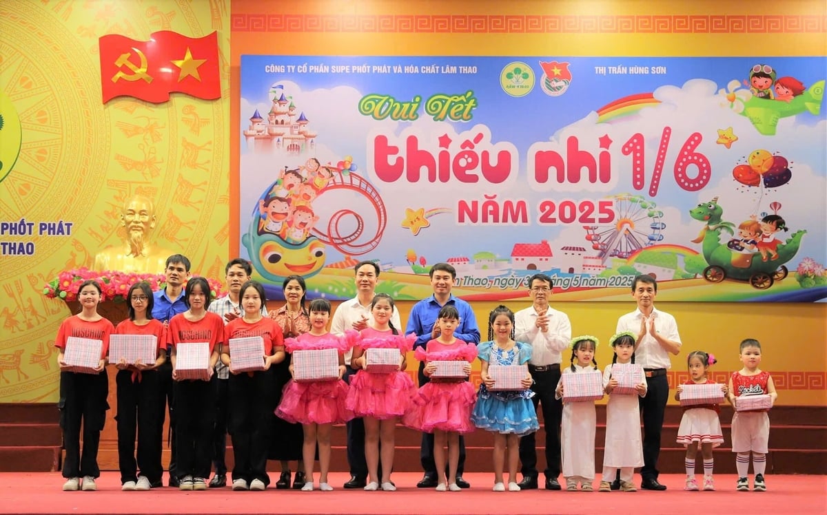Đoàn Thanh niên Công ty Supe Lâm Thao và Đoàn Thanh niên thị trấn Hùng Sơn tặng quà cho con em cán bộ người lao động và nhân dân trên địa bàn. Ảnh: HM. Đoàn Thanh niên Công ty Supe Lâm Thao và Đoàn Thanh niên thị trấn Hùng Sơn tặng quà cho con em cán bộ người lao động và nhân dân trên địa bàn. Ảnh: HM.