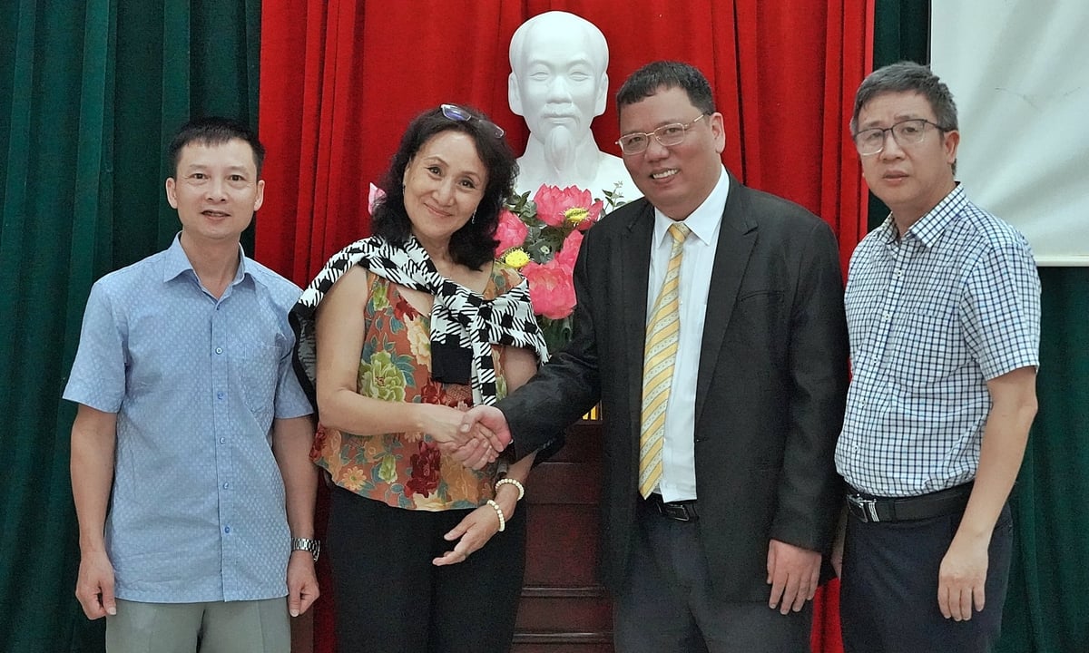 Bà Bagie Sherchand và ông Ngô Xuân Nam bắt tay hữu hảo sau khi kết thúc buổi thảo luận trong không khí cởi mở và thẳng thắn. Ảnh: Bảo Thắng. Bà Bagie Sherchand và ông Ngô Xuân Nam bắt tay hữu hảo sau khi kết thúc buổi thảo luận trong không khí cởi mở và thẳng thắn. Ảnh: Bảo Thắng.