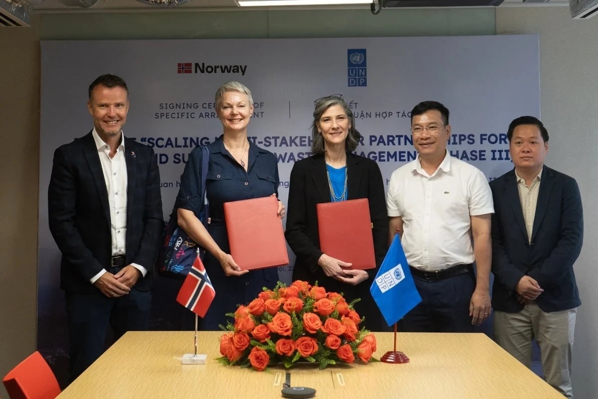 UNDP và Đại sứ quán Na Uy trong Lễ ký kết Thỏa thuận hợp tác cho dự án 'Tăng cường quan hệ đối tác đa phương trong quản lý chất thải tuần hoàn và bền vững'. Ảnh: UNDP. UNDP và Đại sứ quán Na Uy trong Lễ ký kết Thỏa thuận hợp tác cho dự án 'Tăng cường quan hệ đối tác đa phương trong quản lý chất thải tuần hoàn và bền vững'. Ảnh: UNDP.
