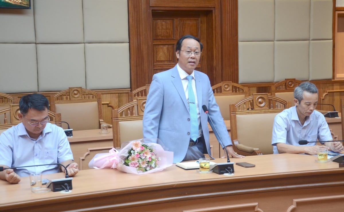 Ông Hoàng Đăng Khoa - Giám đốc Trung tâm Truyền thông TP Huế (ở giữa) chia sẻ tại buổi lễ. Ảnh: V.D